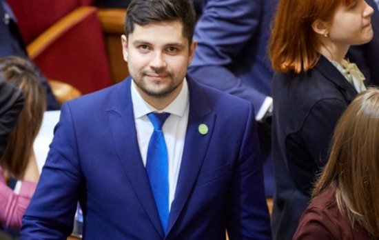 "Слуга народа" поддержал идею зaкупки вaкцины в РФ