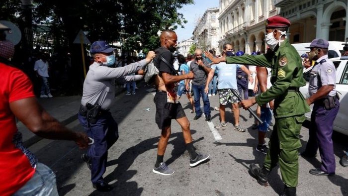 Протесты Кубы: тысячи людей выступают против правительства из-за проблем с экономикой